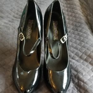 Black shiny 4in pumps